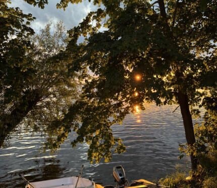 Отдых на берегу озера