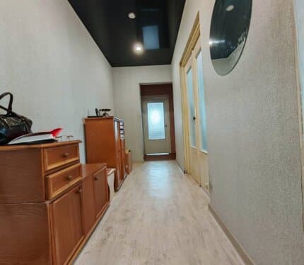 Продаётся, просторная, квартира с 3 раздельными комнатами и 2 большими балконами ( застеклены). Установлены окна ПВХ, входная металлическая дверь. Удобная планировка, позволяющая максимально эффективно использовать пространство. Соседи хорошие, дружелюбные. Подъезд чистый, аккуратный, парковочные места, ухоженный дворик. Развитая инфраструктура, в шаговой доступности, школы, д/садик, магазины различного формата, рынок, почта, отделение банка, парикмахерская, аптеки.