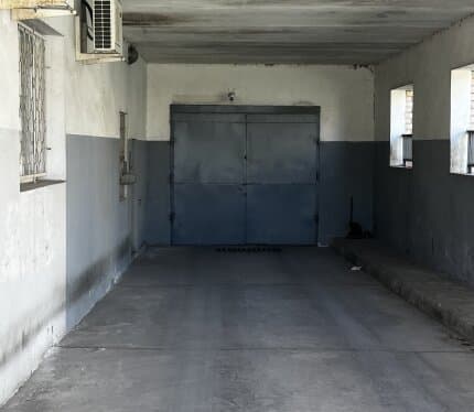 Сдам просторное машино-место (22 кв. м.) в подземном паркинге в аренду на длительный срок. Есть возможность хранения второго комплекта шин. Места для парковки более чем достаточно. Коммунальные включены в стоимость!