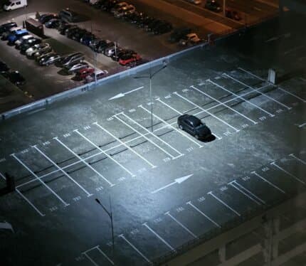 Сдается в аренду машиноместо на открытой кровле (6й этаж) многоуровнего паркинга. Круглосуточный доступ. Вход на лестницу по чипу. Шлагбаум на въезде открывается через приложение на смартфоне или по звонку. Вся территория под видеонаблюдением. На территории паркинга (1й этаж) имеется 3 медленные электрозарядки (7кВт) оператора batterfly.