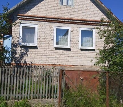 Сдам или продам дачу в Ранино-дачи. Дачный кооператив "Строитель". Направление в сторону Лиозно от Витебска. Расстояние до дачи 12 км от Витебска. Есть все документы. Жить можно круглый год. 5 соток земли. Кирпичный тёплый дом в 2-х уровнях с печкой, ж.б. плиты перекрытия, окна ПВХ, общая площадь 58,7 кв.м., Кирпичные сараи 17 кв.м. На участке колодец с питьевой водой, водопровод для полива огорода, свет. Туалет на улице. Мебель, диваны, кровати, шкафы для одежды. Комната на чердаке. Холодильник