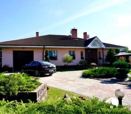 Сдается частный дом на пугачево в долгосрочную аренду. Спокойное место, 10 мин пешком до остановки и магазина. Большой двор, терраса, гараж, 2 сан узла. Есть возможность посадить свой огород при желании. 