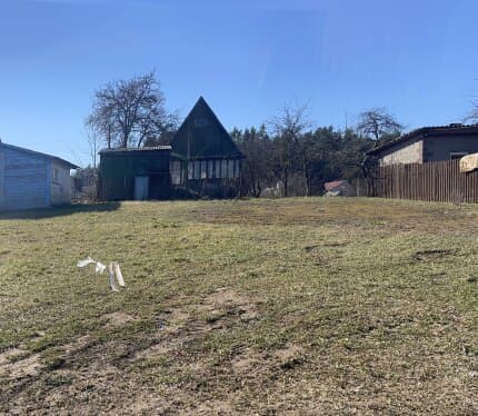 Дачный участок в центре Ратомки (СТ Спорт) 4.1 сотки, участок ровный, ухожен. На участке имеется не большая постройка. 5 минут ходьбы от общественного транспорта. В товариществе многие живут постоянно-в снегопад улица очищается. Высокое живописное место рядом с лесным массивом. Электричка 3 км от ЖД станции Ратомка. В поселке Ратомка есть вся инфроструктура. 7 км от Минска.