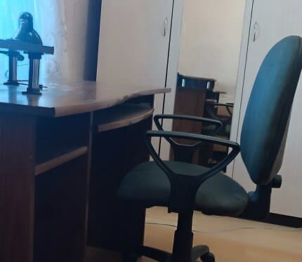 Сдам квартиру в доме командированным на длительный срок. Район магазина Билд, Евроопт. В доме есть все для комфортного проживания: пять отдельных спальных мест, мебель, бытовая техника, обустроенная кухня. Дом оборудован центральным отоплением, горячей водой и т.п. Во дворе мангал, место для стоянки автомобиля. Оплата в месяц - 760 рублей+коммунальные по факту использования. Дом свободен к заселению.