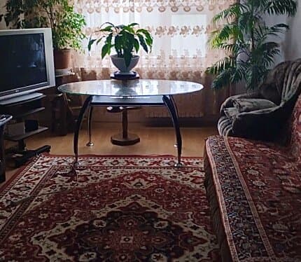 Сдам комнату в трёхкомнатной квартире с ремонтом в Ленинском районе улица Физкультурная. Есть все необходимое для проживания. 10 минут на транспорте до ЖД вокзала. Цена договорная.