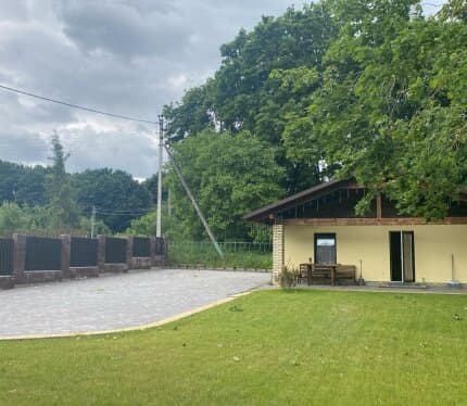 Дровяная баня с просторной гостиной на 8 человек кухней и уютной спальней для двоих Закрытая территория с парковкой на берегу озера