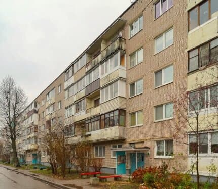 Большая комната в трехкомнатной квартире. Кирпичный дом.