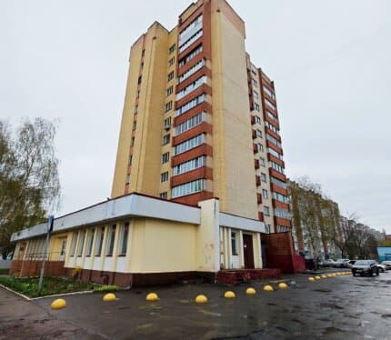 Представляю вашему ВНИМАНИЮ 3-х комнатную квартиру в самом центре Сельмашевского мкр-н, не обычная и очень удобная планировка. Дом находится в одном из самых удобных мест для комфортного проживания, во дворе большая современная детская площадка, через дорогу рынок, сети продуктовых и продовольственных магазинов, рестораны, банки, поликлиника, всё в шаговой доступности. Не упустите возможность жить в хорошем кирпичном доме и в самом центре микрорайона . Приглашаю на просмотр ! Альберт