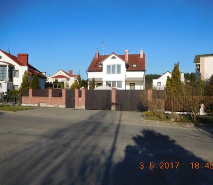 Объявление от собственника. Сдаётся коттедж с гаражом и закрытой территорией. Интернет оптоволоконный скоростной. Скорость приёма/передачи до 500/250 Мбит/с. Перед домом помещаются 5 машин. Внутри на територии помещаются 4 машины. В случае поломки сантехники, электрики, бытовых приборов ремонт производится за счёт собственника коттеджа. Газон и растения на участке полива и ухода не требуют. Газон косить не нужно или косить редко, 1 раз в месяц в летний период. Дом сдаётся на длительный срок.