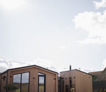 Уютный домик, рассчитан для 4 человек с ночевкой. В доме есть все необходимое для комфортного отдыха: холодильник, плита, микроволновая печь, телевизор и wi-fi. На территории есть мангал, беседка вмещает 12 человек и костровая зона. Так же есть баня, оплачивается отдельно -200 р.