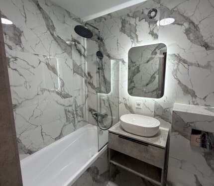 Сдается квартира на долгий срок с новым ремонтом который закончила делать в этом месяце. Прилагается мебель, новый холодильник. Делала ремонт для себя, поэтому ищу порядочных людей. 3 этаж, в доме есть продуктовый магазин, аптека, озон, банк и вайлдберес. Есть балкон. Район южный. Без домашних животных. Залог месяц. Прописан 1 человек. Доп.есть пылесос, швабра с ведром, плазменный телевизор, посуда. Добавила, на фото нету.