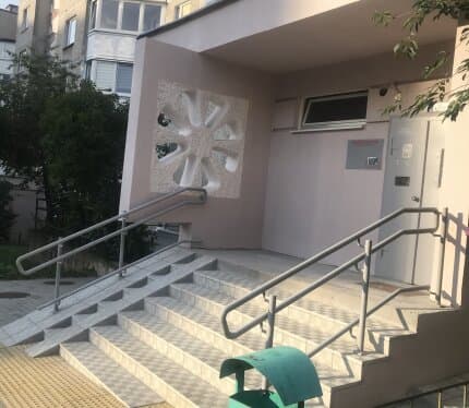 Продаётся комната в 2-х комнатной квартире, 27/50 доли. В шаговой доступности сады, школа, гимназия, магазины, Тринити. Аккуратный подъезд, после ремонта. В комнате натяжной потолок. Продажа без посредников