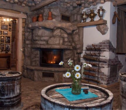 Сдам каттедж в лесу на берегу озера. Есть зал для торжеств.