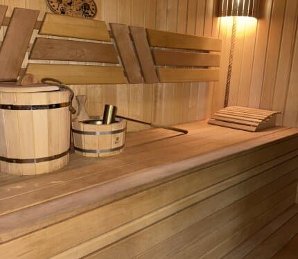 Сдается баня в непосредственной близости (менее 1 км) к г. Гомелю - в СТ «Жемчужная поляна». Баня укомплектована всем необходимым для хорошего отдыха: парная с банным инвентарем; туалет и душ; изолированная комната отдыха с мини-кухней (с посудой), холодильником, микроволновкой, телевизором; зона барбекю. Сдается в аренду компаниям до 5 человек (не шумным!). Стоимость: Будни- 150 р/5 часов последующий час - 20 р. Пт, сб, вскр- 200 р/5 ч, последующий час - 20 р. Отъезд - не позднее 23.00.