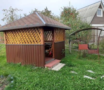 Сдам дачу на длительный срок. Есть небольшой бойлер в доме для мытья посуды, слив в канализацию. Навесная кухня и холодильник. Приблизительно 9 спальных мест, чисто и аккуратно. Есть баня, санузел на улице. Телевизор в доме плазма. Садовые качели, своя компостная яма и огород для посадки. В скором времени планируем организовать пару парковочных мест. Живописное расположение и тихие соседи. Предоплата за 2 месяца. Остальные вопросы отвечу по телефону.
