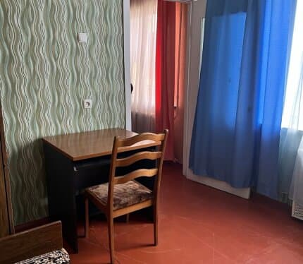 Сдаётся комната в 4-комнатной квартире на Юбилейном (без хозяев) девушке на длительный срок. В квартире живут 2 молодые девушки, есть всё необходимое для проживания. Есть балкон и общий зал с телевизором. Рядом и недалеко есть много магазинов, Тройка, Соседи, Евроопт, Копеечка и др., детские сады, школы, аптеки, тренажёрный зал, кафе. Цена указана за месяц без коммуналки, коммуналка делится на всех в квартире поровну. Предоплата месяц. По всем вопросам просьба звонить