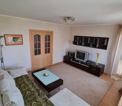 Не агентство! Отдельная комната в трёхкомнатной квартире без хозяев. В квартире 2 сантехнических узла, у вас будет свой туалет и душевая. Рядом метро Каменная Горка, Алми, центр гандбола с тренажёрным залом. Стоимость за месяц + залог + 1/2 коммунальные. В соседней комнате молодой мужчина. Договор. Гражданство РБ.