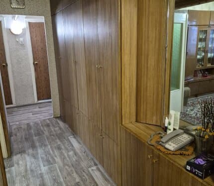 Продаю 5/6доли в трёшке 5-ый м-он.Квартира тёплая,"бабушкин ремонт",у меня две большие комнаты 12 и 16кв.м,в зале большая лоджия с выходом и на кухню с видом во двор,в котором находится школа искусств,в спальне большая лоджия с видом на Любенское озеро.У второго дольщика 1/6-это маленькая комната 10 м.кв. без балкона,он там не прописан и не проживает,может со временем он покупателю моей доли,продаст и свою...Заинтересованным могу выслать подробное видео квартиры)