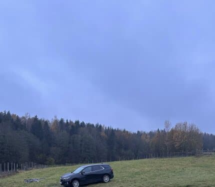 Продается большой участок - 50 соток прямо у леса, рядом водоем (отмечен на карте). Находится в 18 км от Минска, Раковское направление. Участок огорожен сеткой. Участок огорожен сеткой, имеется небольшое зарегистрированное строение (29,3 м2) 2026 года постройки. Электричество подведено (есть возможность подключения электроотопления). Газ и вода рядом (по улице). Агрогородок - имеется школа, детский сад, почта, магазины в пешей доступности. Хорошее сообщение с Минском - автобусы и маршрутки.