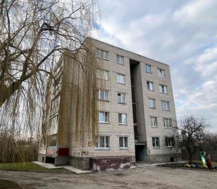 Описание в рекламе В продаже трехкомнатная квартира в кирпичном одноподъездном доме 1979 г.п. в центре микрорайона Сельмаш Железнодорожного района г. Гомеля. Титенский тупик,48, между улиц 50 лет Гомсельмаша и Озерная. В квартире три светлых просторных комнаты-квадратный зал 16 м с выходом на лоджию, 2 спальни 12,6 и 9,1 м, большая кухня 8,6 м с выходом на лоджию, раздельный санузел и коридор 8,6 м. Широкая лоджия 6,5 м в длину с видом на зеленый двор. Есть телефон, домофон, приборы учета воды