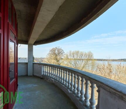 Новое коммерческое здание на берегу озера Белое (Кань)