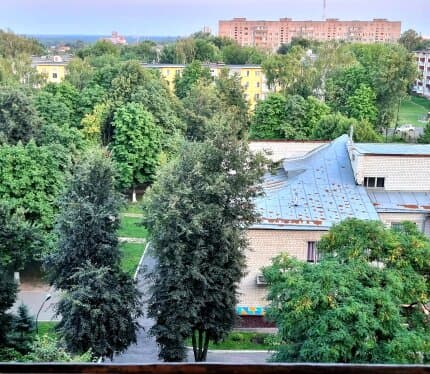 Центр города. Комнаты сдаются студентам, специалистам, командировочным, без вредных привычек. На длительные и короткие сроки. Цена договорная. Все комнаты закрываются на ключ. Проживание без хозяйки. Коммунальные делятся на количество проживающих ( одна комната - один человек ) .В квартире прописан один человек, имеющий 50% льготу по оплате, установлены счетчики. Квартира чистая, полностью меблированная. Удобное расположение и транспортное сообщение во все районы города, зелёная зона.