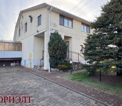 Сдается 2уровневый коттедж в Аксаковщине по ул. Родниковой, в 7 минутах ходьбы от водоема, в окружении хвойных деревьев. Вся мебель и техника в наличии, с/у в доме, отопление комбинированное - печь, камин, газовое отопление. Выход из гостиной на террасой с зоной барбекю. Участок ровный с газоном, с зоной отдыха.