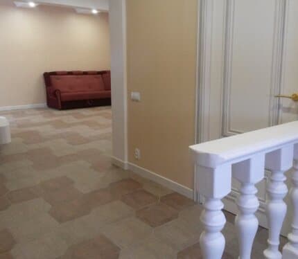 Сдаётся коттедж с сауной на дровах .Банкетная комната на 15 персон, smart TV, НТВ+,караоке зал-гостиная бронируйте 29_719_0429. В кухонной зоне имеется холодильник,газовая плита с духовым шкафом,микроволновая печь,электрочайник.В самом доме находятся сауна (за допплату)