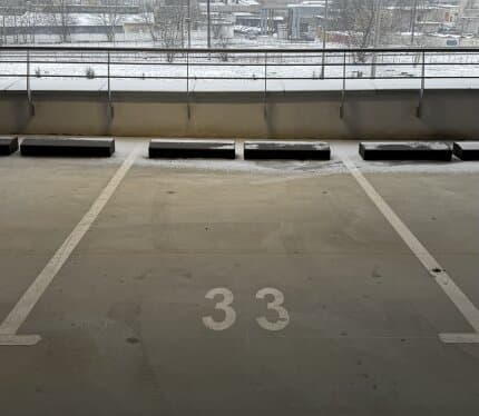 Располагается на 2 уровне (самый нижний этаж паркинга , удобный заезд, находится близко в выезду , не нужно долго идти в выходу , при сдаче на длительный срок торг уместен 