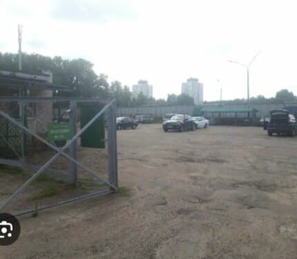 Машино место на охраняемой стоянке. ................