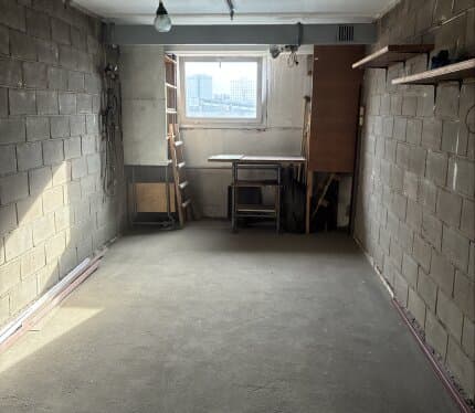 Сдам в долгосрочную аренду гараж по адресу: г. Минск, ул. Тимирязева 65, 7 этаж. 7 этажный бизнес центра. Удобное расположение. Площадь гаража 18.4 кв.м. Официальная сдача с заключением договора аренды. Центральное отопление, вентиляция, электричество, вода. Отдельный эл. счетчик. На этаже сан. узел (гох и хол вода), охрана. Под складское помещение, хранение либо услуги. Стоимость + коммунальные платежи.