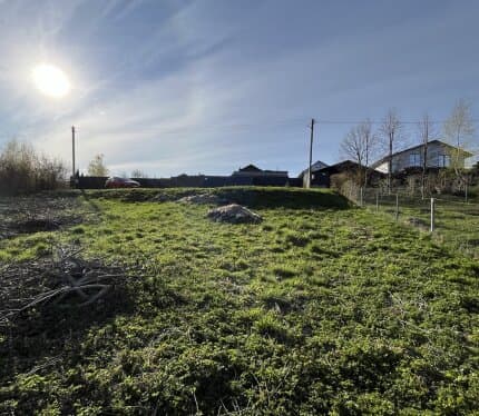 Продаётся участок в СТ «Веряги» — одном из самых живописных и престижных мест Логойского направления. Это одно из лучших СТ под Минском, прямая трасса М3 из Минска. Товарищество граничит с территорией горнолыжного курорта «Логойск». Зимой — это лыжи и сноуборд, летом — вейкборд, пляж, теннисные корты и отличные рестораны в шаговой доступности.