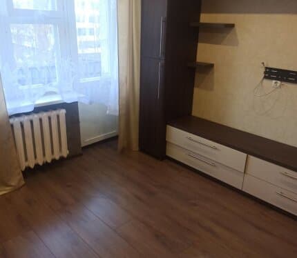 Продается 1 комната в пятикомнатной коммунальной квартире в центре г.МИНСКА. (11\50 доля в праве собственности на квартиру). Комната площадью 13,17 кв.м. с балконом не выделенная . Лицевые счета разделены, электроснабжение комнат отдельное. Произведен капитальный ремонт дома в сентябре 2000 г. Хорошие соседи без вредных привычек. Места общего пользования в хорошем состоянии. Чистый, аккуратный подъезд. Хорошее транспортное сообщение. Развитая инфраструктура.Документы готовы. Быстрая сделка.