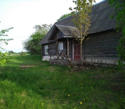 Продаётся жилой дом с большим пладородным участком. Дом расположен в самом живописном месте Сорочанских озёр, в шаговой доступности от дома расположено озеро Воробьи, а в 15-30 минутах Губеза, Еди, Подкостелок и т.д Земля и природа — ключевое преимущество, очень плодородная почва — отлично растёт всё: овощи, зелень, ягоды, чистый воздух, вокруг грибные и ягодные места. Торг. Нужно приложить руки!р