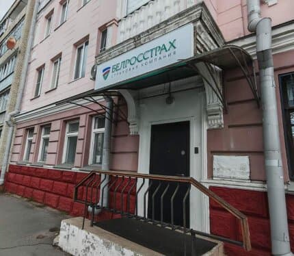 В самом центре города продаётся большая трёхкомнатная квартира на первом этаже с высокими потолками (Сталинка).Кирпичный дом где вы можете воплотить свои мечты и фантазии, приглашаю на просмотр. Жду ваших звонков.