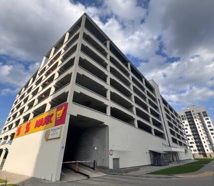 Сдам в аренду машиноместо А28 на 2-м этаже многоуровневого паркинга. Второй этаж - это быстрый заезд и выезд, при этом место защищено от ветра, снега и дождя. Круглосуточное видеонаблюдение и шлагбаум. Удобный доступ — открытие шлагбаума по звонку с телефона. Паркинг находится под управлением ТС. Площадь 13.7 кв. м. - комфортный размер для легкового авто. Рассматриваю как долгосрочную аренду, так и краткосрочные варианты. В стоимость все коммунальные платежи включены!