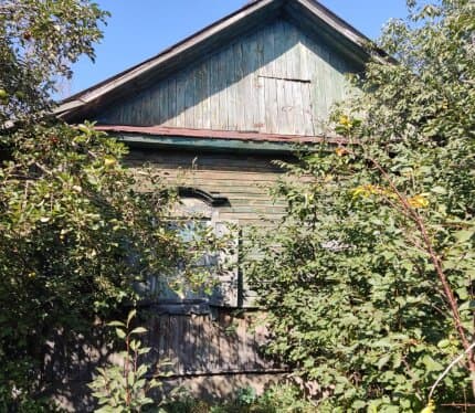 Продается выделенная и функциональная доля (полдома) в бревенчатом доме с причитающейся долей в праве общей долевой собственности на земельный участок (13/25 от 8.9 соток). Объект представляет собой отдельную квартиру с 4 жилыми комнатами, верандой и отдельным входом, находящуюся в аккуратном состоянии. Предложение представляет интерес как для решения жилищного вопроса с учетом локации, так и для инвестиции, особенно с учетом возможности приобретения всего домовладения целиком.