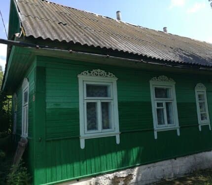 🔥 СРОЧНАЯ ПРОДАЖА: Одноэтажный дом с видом на Мирский замок 📍 Локация: Гродненская область, гп. Мир. Капитальное строение с блочной пристройкой, 2 бревенчатыми, 2 дощатыми, 1 деревянным сараями. Есть баня, 2 бутобетонных погреба. В доме расположены печи, есть как печное, так и газовое отопление. Проведен газ и холодная вода. Дом почти 60 кв.м. Земельный участок на праве пожизненного наследуемого владения - 0,1703 га. Звоните/пишите в любое время!