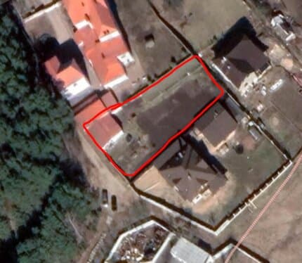 Продается участок под строительство жилого дома в живописном месте, все коммуникации в 2 метрах от забора, лес в 8 метрах, луг с озером в 50 метрах. Участок ровный, правильной формы. Вокзал, садик, школа, поликлиника, магазины в пешей доступности (10мин)