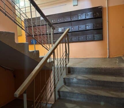 Большая 2-комнатная квартира (Чешский проект). Аккуратный ремонт, металлическая дверь, стеклопакеты, заменены все межкомнатные двери, на полу свежий линолеум, чистый подъезд, доброжелательные соседи. Располагается в отличном районе, в шаговой доступности: школа №66, детский сад №11, транспортная развязка в любой район города, банк, почта, продуктовый и промышленный магазины, аптека, для отдыха два озера с благоустроенным пляжем и игровой площадкой.