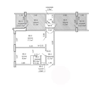 Продается доля в трехкомнатной квартире, в нее входит комната 17,1 кв.м, в общем пользовании: кухня, раздельный санузел, коридор и кладовая. В комнате установлены стеклопакеты, окна выходят на восток. Входная дверь - металлическая, межкомнатные – деревянные. Квартира в жилом состоянии: полы – ламинат, потолки высотой 2,50 м, стены оклеены обоями с рисунком. Санузел облицован керамической плиткой. Домофон, два пассажирских лифта. Сособственником доли квартиры является женщина.