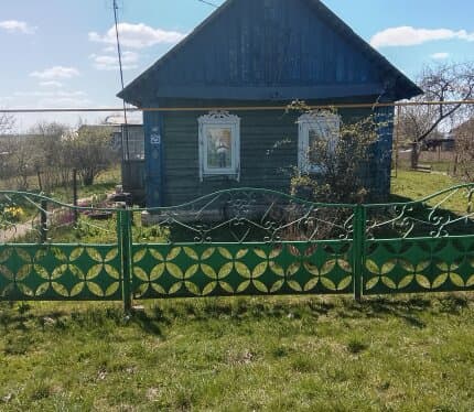 продается дом в деревне Островки, 25 соток, туалет на улице, колонка с водой перед домом, природный газ подведен в дом, подключена плита, в доме есть русская печка и печь, в 500 метров новая Брест-Московская направления