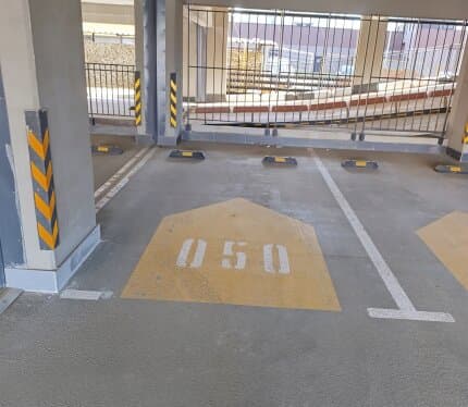 Сдается в аренду машиноместо в новом наземном паркинге ЖК "Квартал на Грушевке" на первом этаже (заезд отдельный, не связан с другими этажами паркинга выше, через шлагбаум с улицы), паркинг в минуте хотьбы от метро "Грушевка"