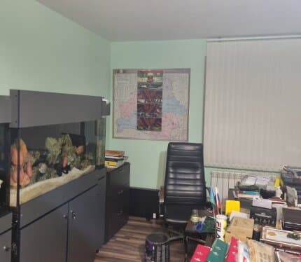 Сдается квартира в двух-квартирном коттедже.Имеется юридический адрес.Можно под проживание или офис.Два уровня гараж.Евроремонт, частично мебель, кухня и санузлы с полным оборудованием.В стоимость аренды включены все коммунальные платежи.Территория огорожена.Въезд через автоматические ворота.