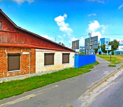 Общая площадь 63.9м2. Материал стен: бревенчатый, обложен кирпичом. Фундамент дома - кирпичный. Материал крыши: шифер/ металлич. Отопление дома - от газового котла. Водоснабжение центральное. Септик местный, но рядом проходит центральная канализационная система (есть возможность врезки).