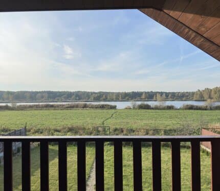 дом расположен на берегу реки территория закрыта всё есть бильярд аэрохоккей 4 спальни зал 70 КВ Баня личный причал отопление газоснабжение цена зависит от количества человек имероприятия