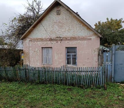 Дом в деревне, требует ремонта, есть круглогодичная вода, канализация, есть котёл, плита, установлен счётчики воды и света, газ подведён к дому, большой садовый участок с яблоневым садом.