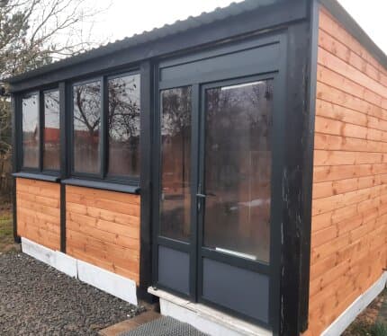 Новая баня на часы до 8 человек на дровах. Мангал, кастрище, тарзанка, купель,волейбольная площадка ."Настольный теннис к бане на часы," на время съёма бани. Возможен варианты с ночлегом . Есть варианты выбора объекта свыше 8 человек. Звоните все вопросы по телефону. 