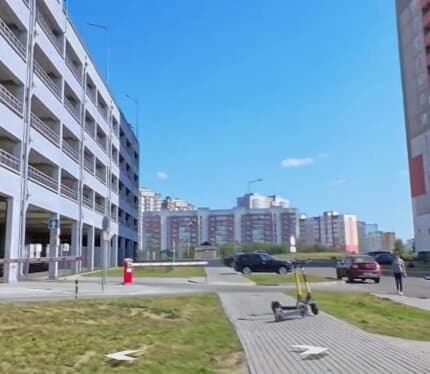 Сдам в аренду машиноместо на крытом паркинге в шаговой доступности от станции метро "Каменная горка". Машиноместо расположено на втором этаже шестиэтажного крытого паркинга. Паркинг оснащён шлагбаумами, камерами видеонаблюдения, зарядными станциями и крытой велопарковкой с закрытым контуром.