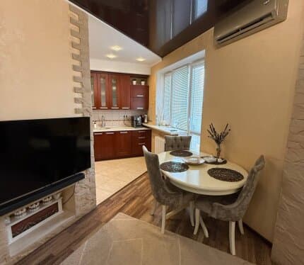 3-комнатная квартира 70 м² (жилая 41 м²) в центре Могилёва. Монолитный дом, все окна во двор. Дизайнерский ремонт с немецкими и итальянскими материалами, потолки 2,7 м, 2 лоджии. Кухня — массив, техника Bosch, LG. Сантехника Grohe, инженерия Giacomini. Кондиционеры в каждой комнате, светодиодный свет, интернет 1 Гбит/с / 5 ГГц Wi-Fi.